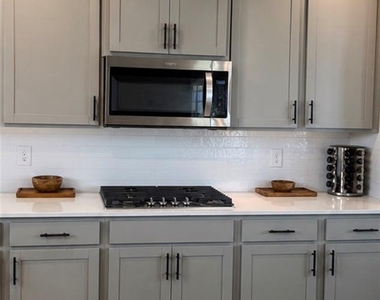 204 Garnet Drive - Photo Thumbnail 3