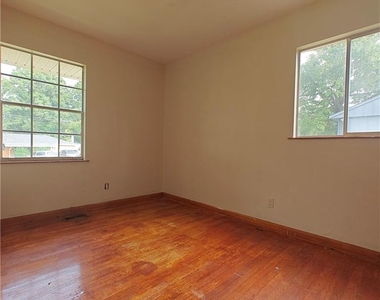 423 Alabama Avenue - Photo Thumbnail 7