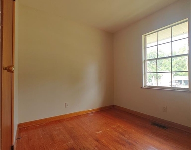 423 Alabama Avenue - Photo Thumbnail 8
