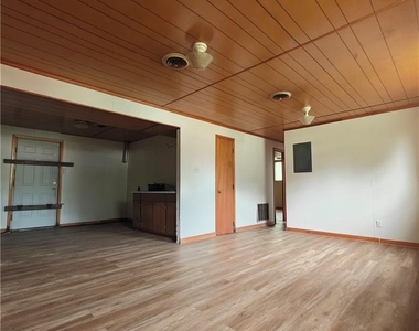 423 Alabama Avenue - Photo Thumbnail 13