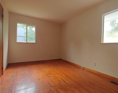 423 Alabama Avenue - Photo Thumbnail 6