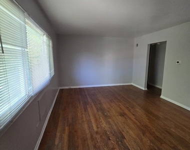 7530 S Saginaw Avenue - Photo Thumbnail 3