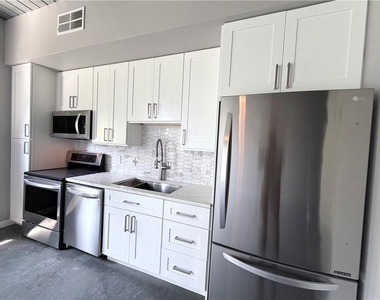 620 Glen Iris Drive Ne - Photo Thumbnail 2