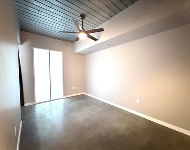 620 Glen Iris Drive Ne - Photo Thumbnail 4