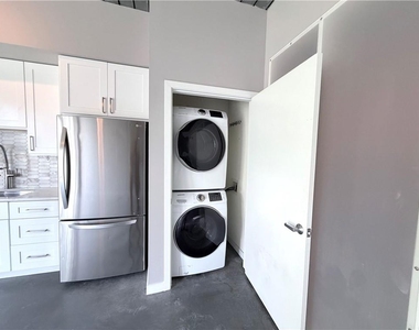 620 Glen Iris Drive Ne - Photo Thumbnail 3