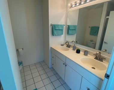 3120 S Indiana Avenue - Photo Thumbnail 2
