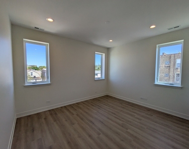 4740 W Addison Street - Photo Thumbnail 6