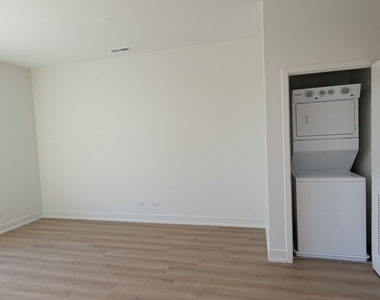 4740 W Addison Street - Photo Thumbnail 5
