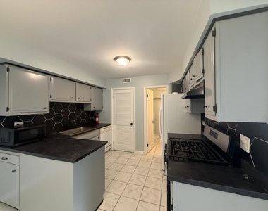 1305 Kingsbury Drive - Photo Thumbnail 5