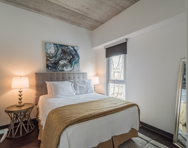 710 W Grand Avenue - Photo Thumbnail 4