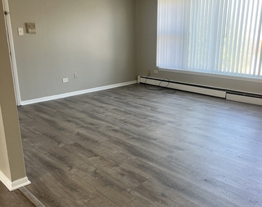 8701 S 81st Court - Photo Thumbnail 2