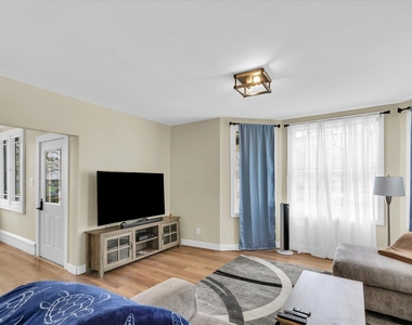 502 W John Street - Photo Thumbnail 8