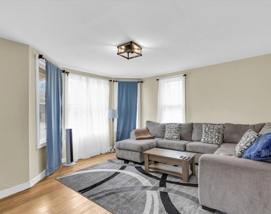 502 W John Street - Photo Thumbnail 7