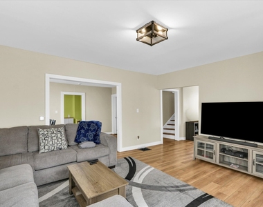 502 W John Street - Photo Thumbnail 9