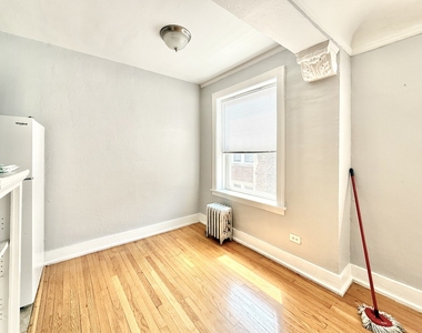 2801 W Lunt Avenue - Photo Thumbnail 4