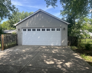 422 Bernard Drive - Photo Thumbnail 12