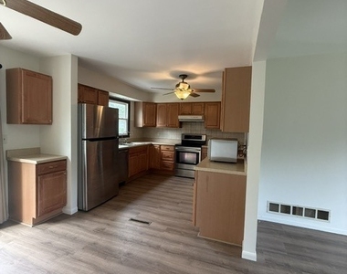305 Somerset Drive - Photo Thumbnail 3