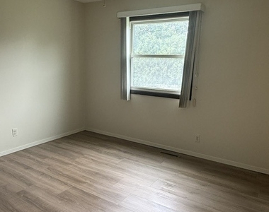305 Somerset Drive - Photo Thumbnail 9