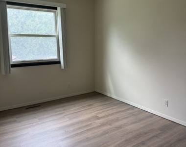 305 Somerset Drive - Photo Thumbnail 8