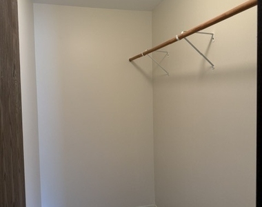 305 Somerset Drive - Photo Thumbnail 7