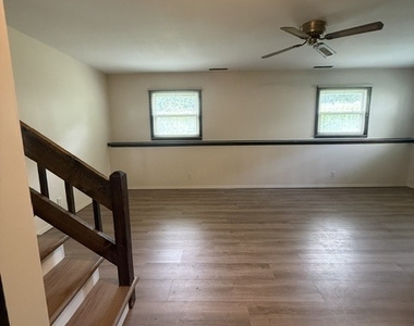 305 Somerset Drive - Photo Thumbnail 10