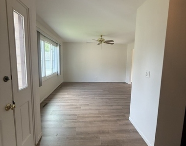305 Somerset Drive - Photo Thumbnail 1