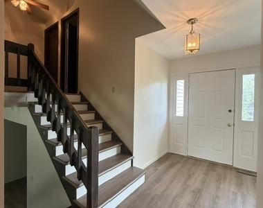 305 Somerset Drive - Photo Thumbnail 4
