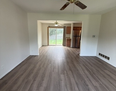 305 Somerset Drive - Photo Thumbnail 2