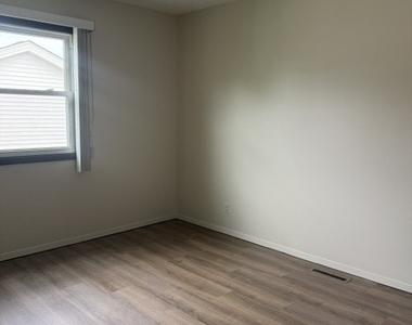305 Somerset Drive - Photo Thumbnail 6