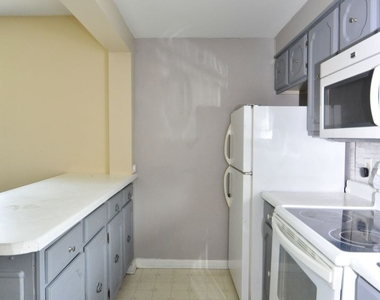 214 S Bloomington Street - Photo Thumbnail 4