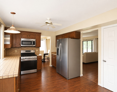 982 Valleyview Drive - Photo Thumbnail 8