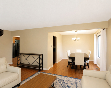 982 Valleyview Drive - Photo Thumbnail 3