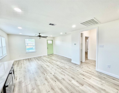 5127 Avenue L - Photo Thumbnail 5