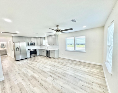 5127 Avenue L - Photo Thumbnail 2