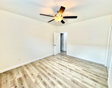 5127 Avenue L - Photo Thumbnail 23
