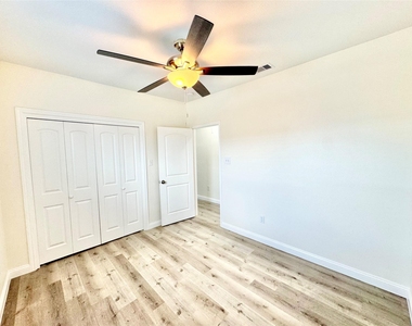 5127 Avenue L - Photo Thumbnail 17