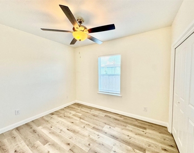 5127 Avenue L - Photo Thumbnail 15