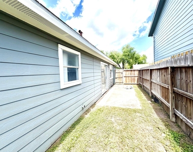 718 Blue Rock Court - Photo Thumbnail 22
