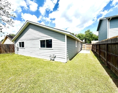 718 Blue Rock Court - Photo Thumbnail 25