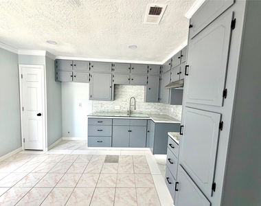 718 Blue Rock Court - Photo Thumbnail 17
