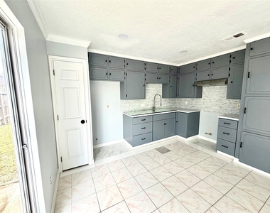 718 Blue Rock Court - Photo Thumbnail 6