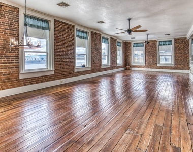 112 E Alamo Street - Photo Thumbnail 1
