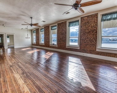 112 E Alamo Street - Photo Thumbnail 4