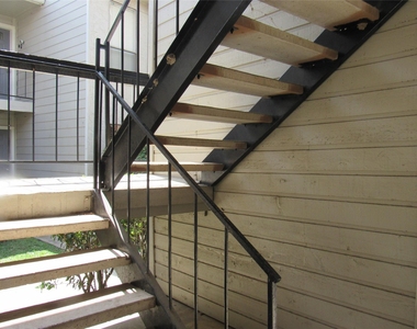 17401 Red Oak Drive - Photo Thumbnail 7