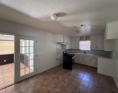 290 Clemmons Street - Photo Thumbnail 3