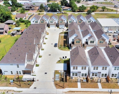 305 Queen Sude Lane - Photo Thumbnail 2
