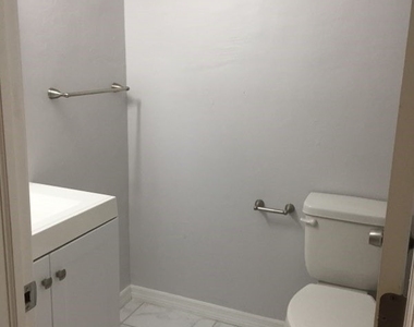 2937 Winkler Avenue - Photo Thumbnail 6