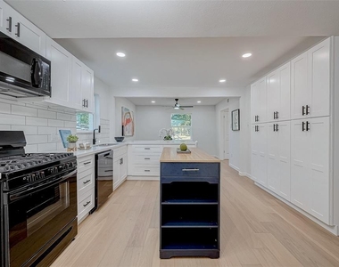 2414 Walnut Bend Lane - Photo Thumbnail 12