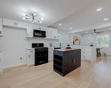 2414 Walnut Bend Lane - Photo Thumbnail 11