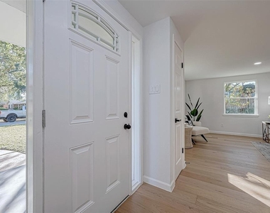 2414 Walnut Bend Lane - Photo Thumbnail 4